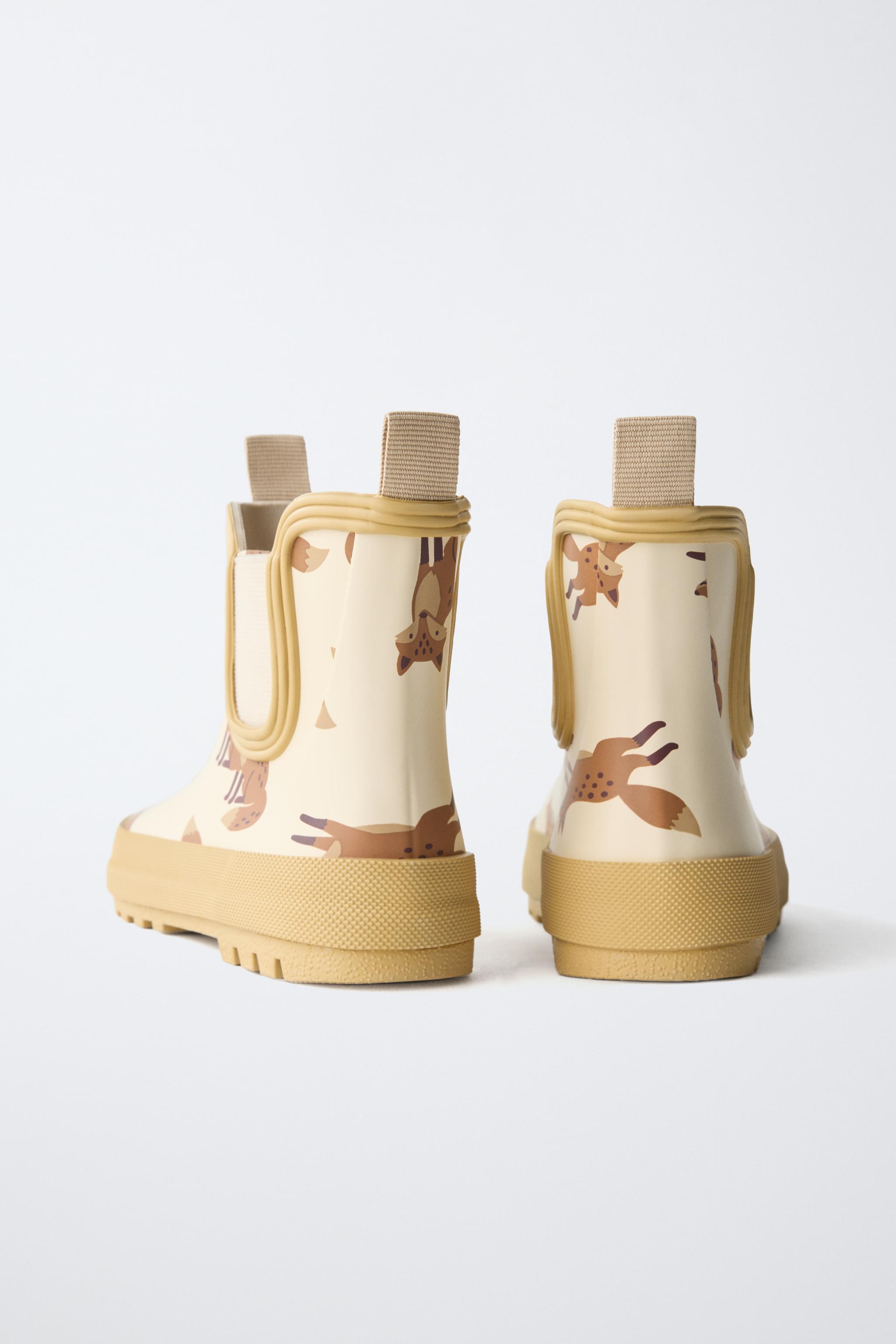 RAIN BOOTS